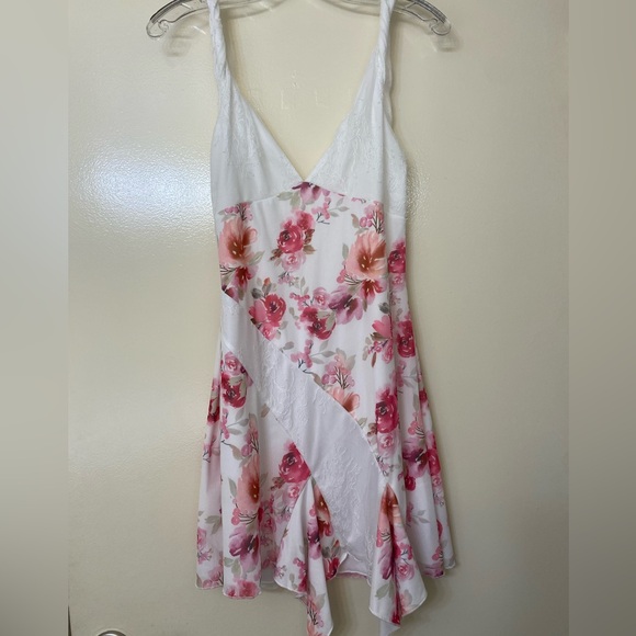 Floral mini dress with lace detail - Picture 2 of 8